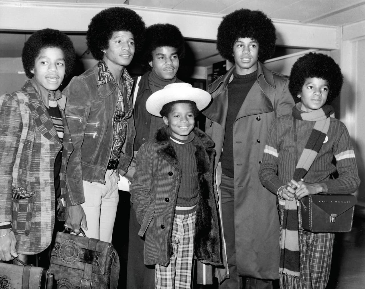 El mismo ‘
<b>Rey del Pop</b>’ confesó al periodista Martin Bahir para el documental ‘
<b><a href="https://www.imdb.com/title/tt0352524/">Living With Michael Jackson</a></b>’, que sentía un profundo miedo a su padre debido a que lo maltrató física y psicológicamente, e incluso se burlaba de su nariz (que luego se operó en una de tantas cirugías plásticas).