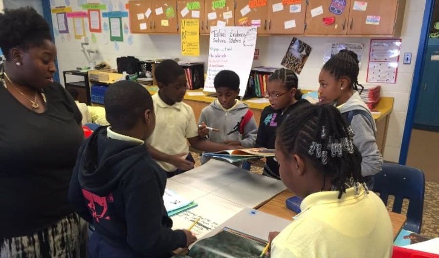 Esta prestigiosa profesora podría perder su trabajo: cómo los exámenes y certificados afectan a los maestros de minorías