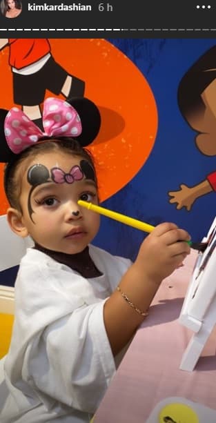 Eso no fue todo, tanto la pequeña de dos años como sus invitados pudieron pintar en lienzos, informó 
<b><a href="https://www.etonline.com/chicago-west-celebrates-2nd-birthday-with-minnie-mouse-themed-party-139663" target="_blank">ET.</a></b>