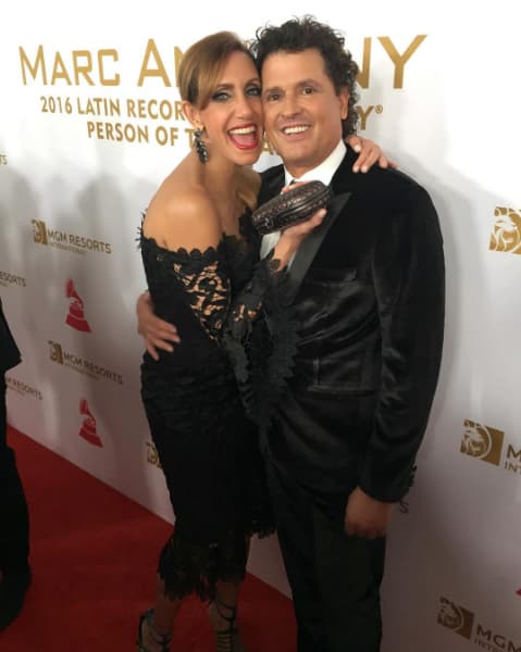 En la alfombra roja de los premios Latin Grammy los amigos se encuentran, como en esta ocasión del 2016 donde no dudó en saludar a Carlos Vives.