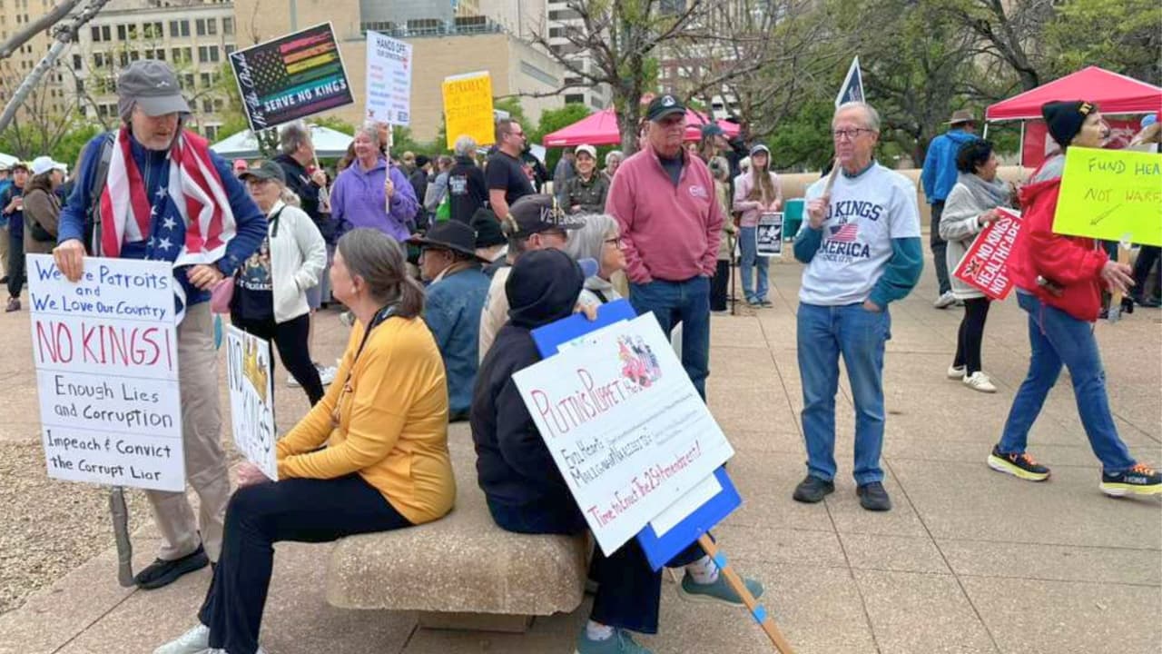 <h3 class="cms-H3-H3">Protestas en suburbios marcan el cambio en Texas</h3> Uno de los datos más relevantes es 
<b>el cambio de mapa. </b>
<br>A diferencia de otras movilizaciones, 
<b>una parte importante de las protestas se movió hacia suburbios. </b>
<br>
<b>Ciudades como Frisco, Plano y Southlake tuvieron actividad, </b>lo que refleja un intento del movimiento por ampliar su alcance fuera de los centros urbanos tradicionales. 
<br>Reportes nacionales indican que este patrón se repite en todo el país, con más eventos 
<b>en comunidades pequeñas y zonas residenciales.</b>