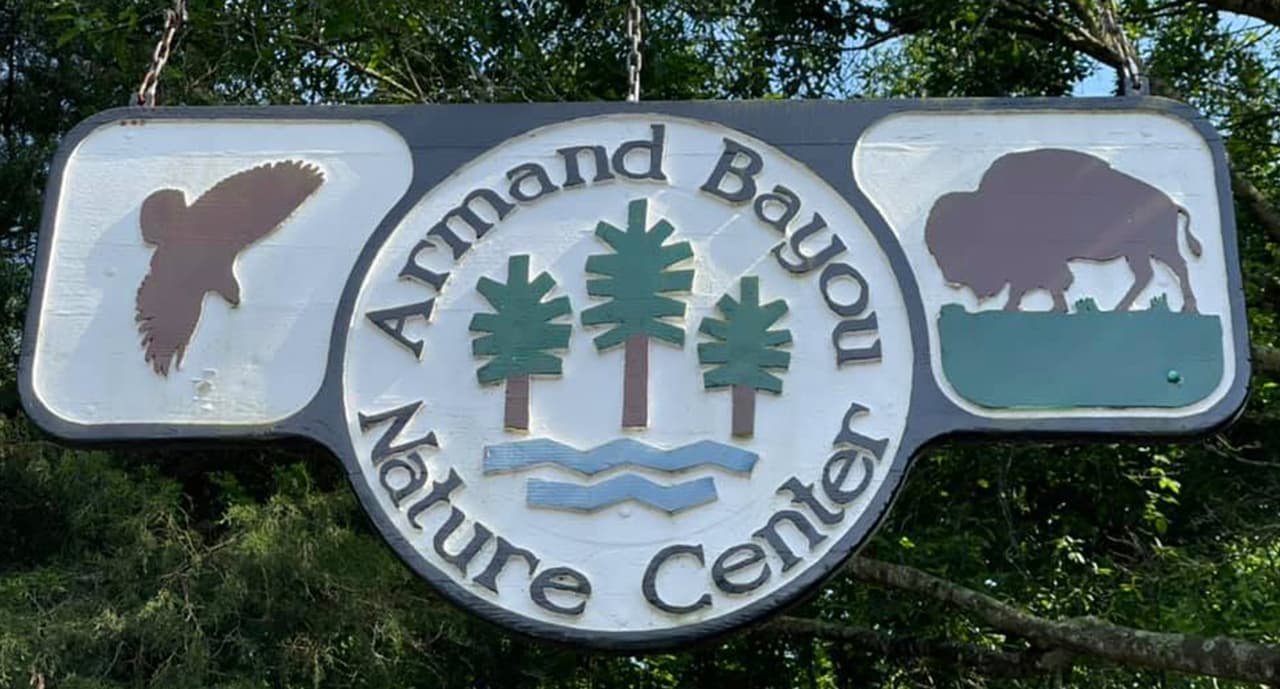 Ofrece cinco millas de senderos para caminar y disfrutar, incluye un paseo marítimo.