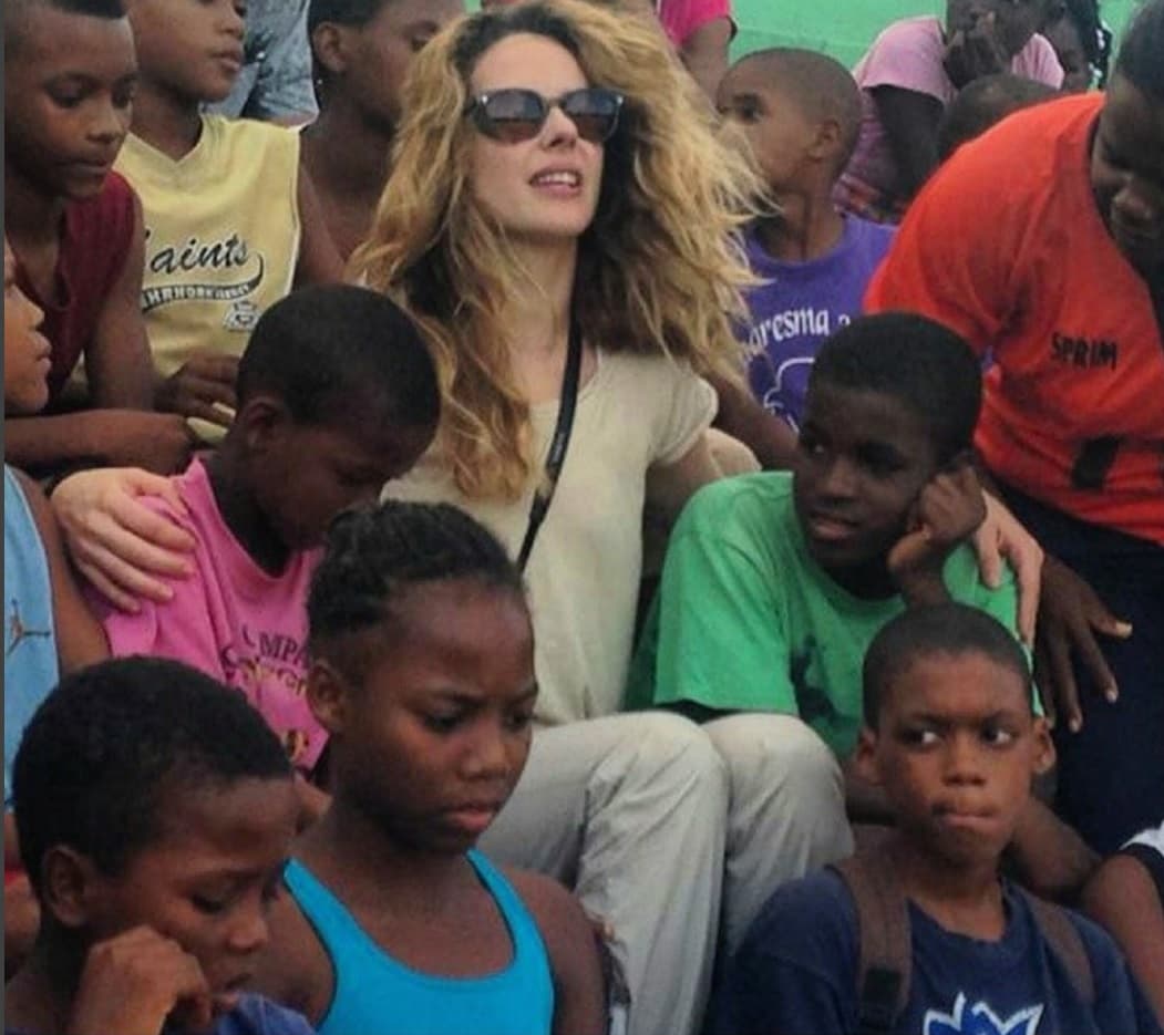 Eglantina bien podría ser la mujer perfecta para Ricky por su pasion en común en la protección de los niños y demás causas humanitarias.