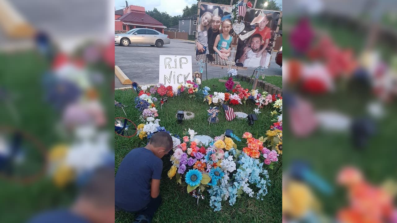 El informe señala que el hispano se arrastró y tomó una pistola eléctrica del suelo y la apuntó contra los oficiales, estos temiendo por su vida dispararon en su contra.