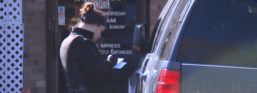 Autoridades policiales investigan el lugar de los hechos