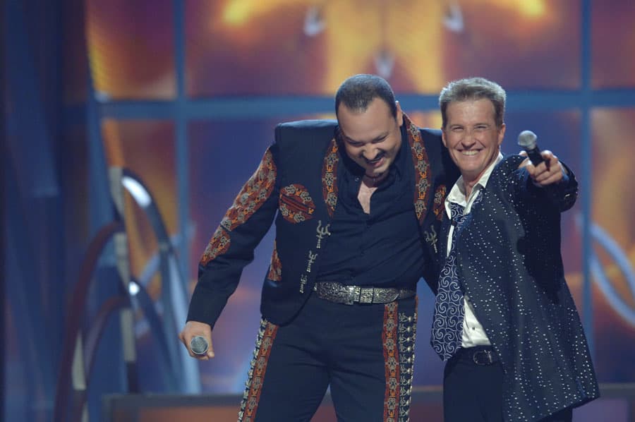 Pepe Aguilar cantó con Emmanuel, 'El zacatecano' y 'Todo se derrumbó'. Aguilar estuvo nominado al premio Artista Ranchero del Año pero ese premio lo ganó Vicente Fernández.