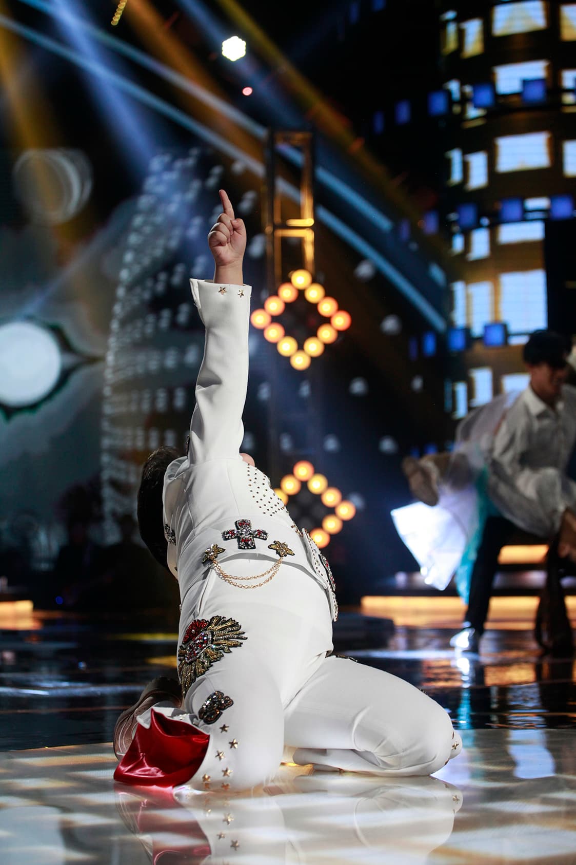 No podía faltar la clásica postura con la que Elvis cerraba sus bailes.