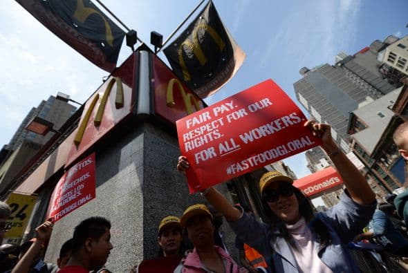 McDonald's explicó hace unos meses a sus inversores, a través de una comunicación al regulador de los mercados, que consideraba un riesgo para sus operaciones las campañas de organizaciones laborales y activistas que promuevan percepciones adversas a "nuestra marca" y el impacto de los boicots y las protestas. (Con información de Impremedia).