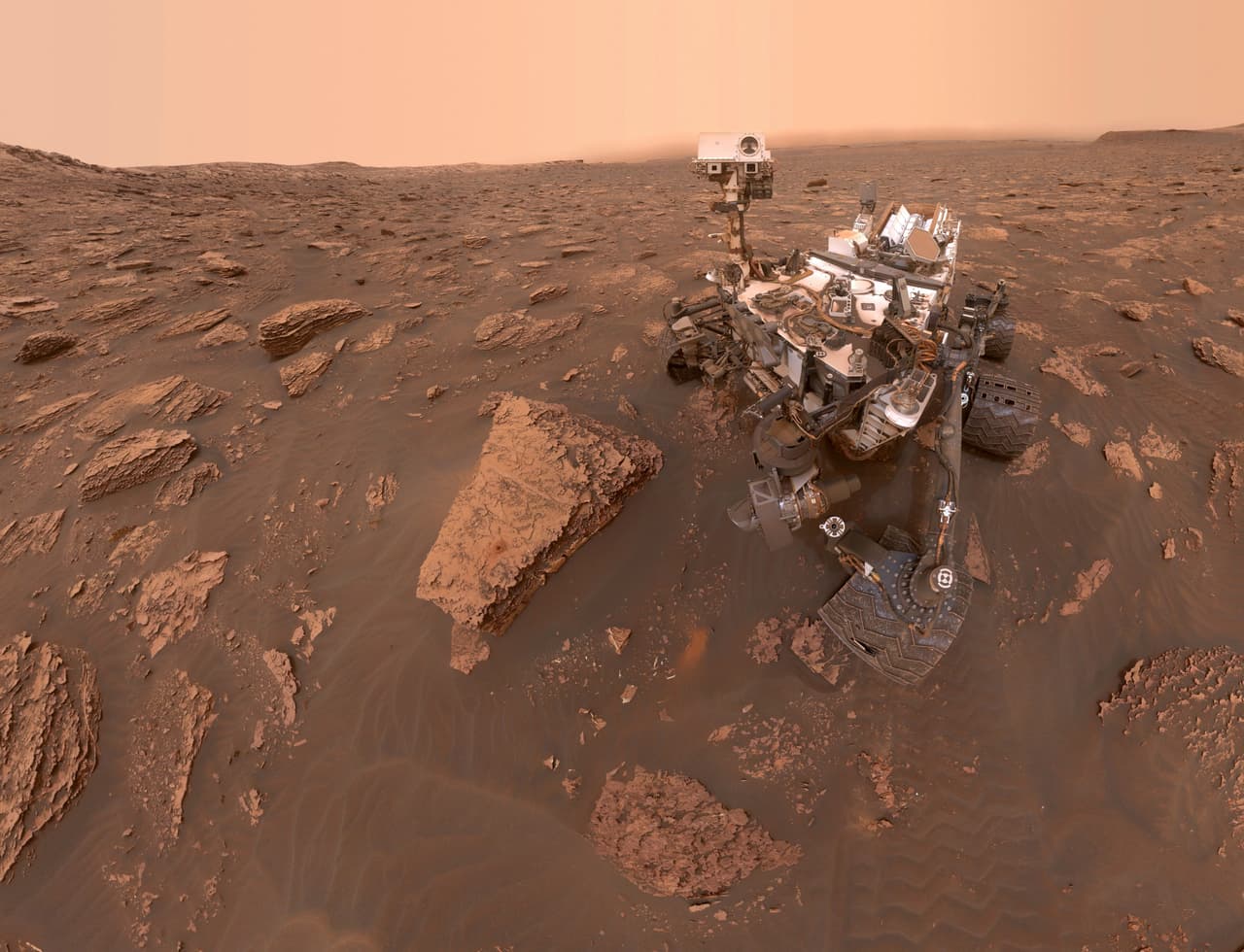 <b>Curiosity, el laboratorio de ciencia de Marte, año 2012.</b> Es el vehículo más grande y capaz jamás enviado al planeta rojo. Se construyó con innovaciones tecnológicas que probaron un método de aterrizaje completamente nuevo. Puede trepar por encima de los obstáculos altos y viaja unos 100 pies (30 metros) por hora. Esta nave aún se encuentra operando y fue el último amartizaje exitoso hasta el InSight en 2018.