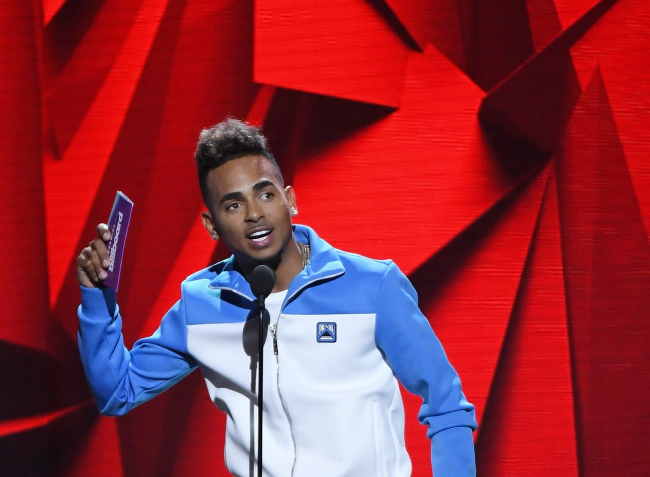 "Pues 
<b><a href="https://www.univision.com/entretenimiento/ozuna-le-contesta-a-aleks-syntek-soy-el-simio-numero-uno" target="_blank">he aquí al simio número uno</a></b>. Mis respetos para él, mis respetos para su música cada quien tiene su opinión sobre la música urbana y de que el reggaeton es un poco incómodo [...] el género del reggaeton es el número uno ahora y lo demostró 
<b><a href="https://www.univision.com/noticias/hispanos/el-fenomeno-despacito-lo-que-el-triunfo-de-una-cancion-en-espanol-dice-del-estados-unidos-de-hoy" target="_blank">'Despacito'</a></b>", dijo Ozuna a Univision en septiembre de 2017.