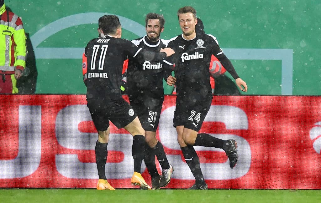 Gnabry (14’) abrió el marcador, Bartels (37’) emparejó los cartones y Sané (47’) recuperaba la ventaja. En el último suspiro del juego apareció Wahl (90+5’) y el partido se volvía a empatar. Ya en la ronda de penales, KSV Holstein se impuso 6-5 para avanzar en la justa y dejar en el camino al gigante bávaro.