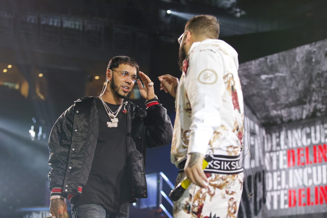 En este foto podemos apreciar la diferencia que hay en el estilo de uno y otro. Desde los anteojos hasta el diseño de sus prendas y la elección de sus accesorios.