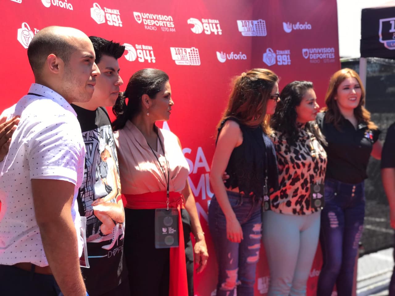 Desde la tarima gran parte del talento de Univisión 23 DFW se dirigió a los presentes.