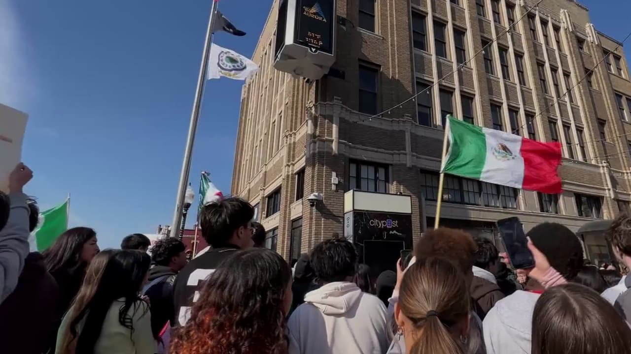 Protesta de estudiantes en Aurora: por qué exigen retirar cargos y qué pasó con la policía