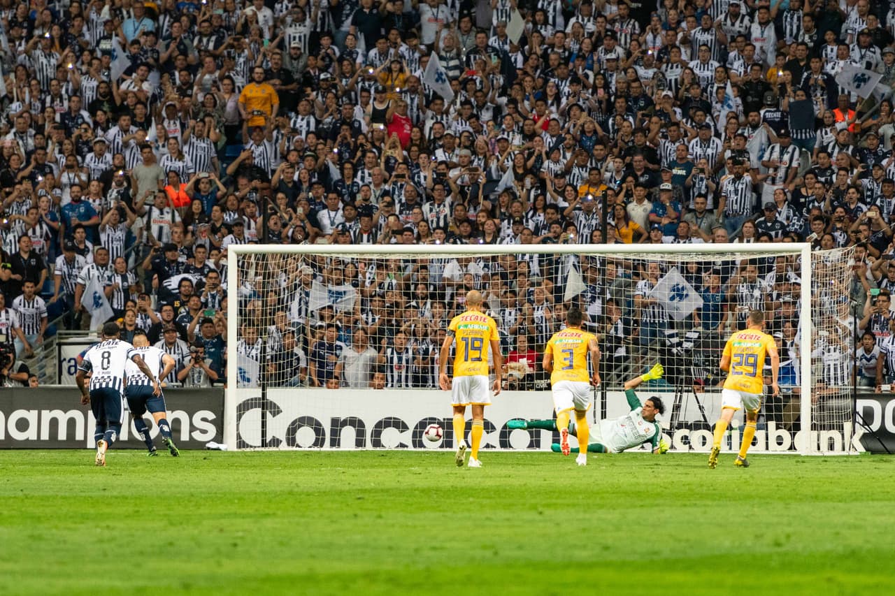 El encargado de cobrar el disparo desde los 11 pasos era Nicolás Sánchez, el defensa argentino y lo pateaba de esta manera.