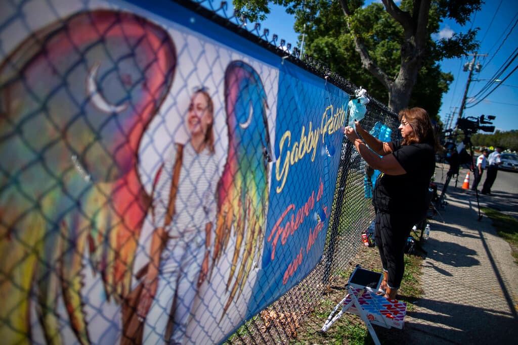 Frente al lugar, en una vaya metálica, las personas han colocado carteles, fotos y lazos azules. En varios de ellos puede leerse la frase "ella conmovió al mundo", en homenaje a la joven, que estuvo documentando su viaje por varios parques naturales del oeste del país.