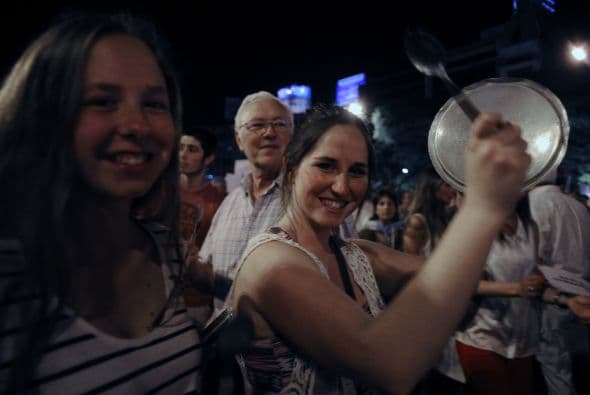 En las últimas dos noches en Venezuela, las cacerolas han sonado fuerte en rechazo al cerrado triunfo de Nicolás Maduro frente al candidato opositor Henrique Capriles en las elecciones del domingo.