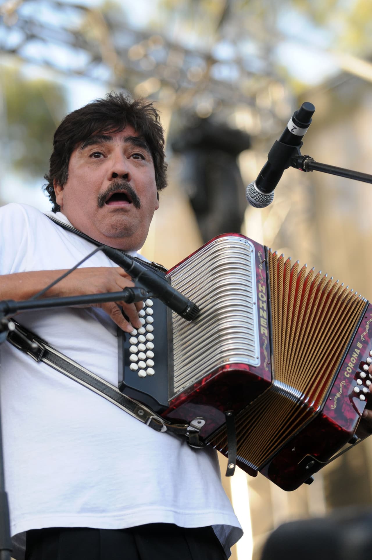 "Nuestro más sentido pésame a su familia, amigos y seguidores. Nos quedamos con un profundo vacío pero nos deja un gran legado musical. Agradecemos respetar la privacidad de la familia. Descanse en paz Celso Piña, 'El Rebelde del Acordeón'", agregó la disquera.