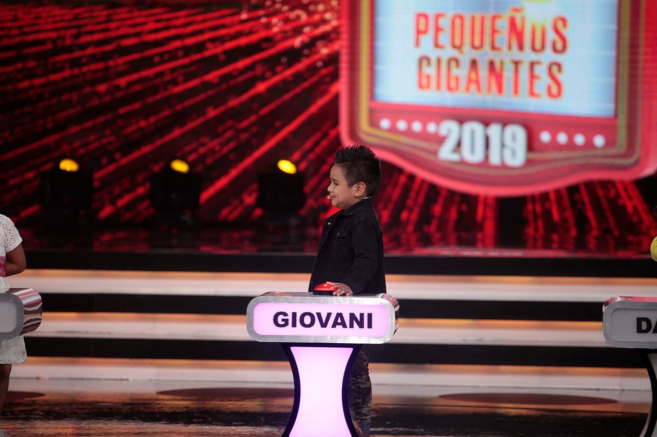 El niño no sólo recibió los aplausos del jurado sino que logró que tanto Albertano como Verónica Castro, Miguel Bosé y Karol Sevilla y el público gritaran al unísono: "Giovani, Giovani, Giovani". Galilea agregó: "Vamos a creer en la teoría de Giovani, de que lo vio atrás de la pantalla. Yo voy a ir a buscarlo".