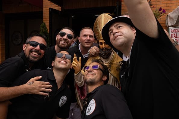 Algunos fieles se toman una foto con la imagen de San Paolino.