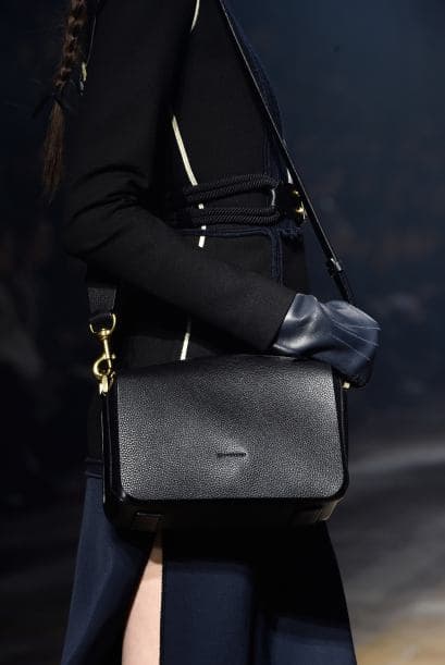 En tu guardarropa nunca puede faltar uno de estos en un modelo y color clásico, como el negro.