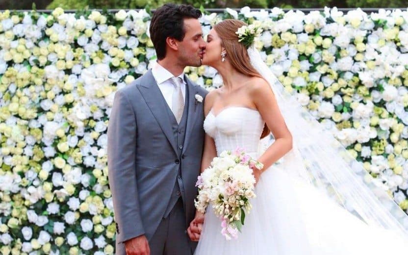 Nuestra modelo favorita contrajo matrimonio con el piloto de carreras automovillísticas Alexandre Sarnes, también conocido como Xandi, en un mágico lugar ubicado en Campinas, casi un mes después de su ceremonia civil en Tailandia.