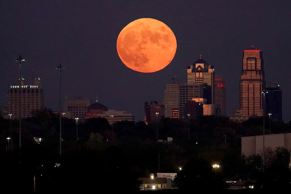 La de este domingo recibe el nombre de la 'Luna del cazador' porque tradicionalmente servía de aviso para los campesinos de que el invierno estaba próximo y era importante cazar para guardar provisiones antes de la llegada del frío. La luna llena facilitaba la caza con su luz. La imagen fue captada en Kansas City, Missouri.