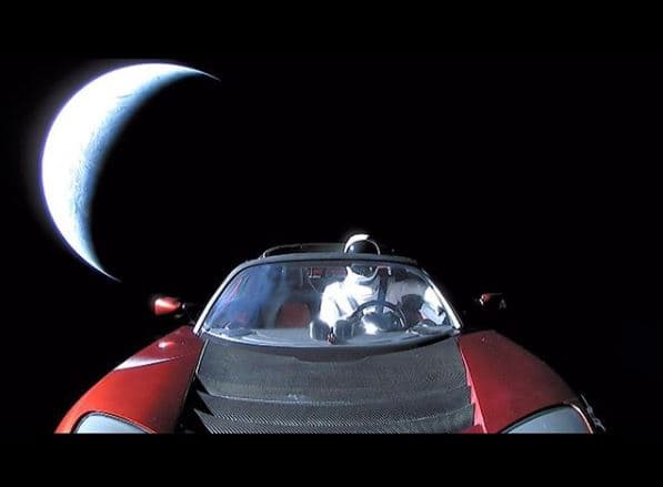 Los expertos en el espacio aseguran que el principal contratiempo, una vez en el espacio profundo,
<b> será la radiación,</b> la cual dañará de manera irreparable todos los compuestos orgánicos del auto, es decir, la piel de las tapicerías, telas, e incluso el plástico y los detalles elaborados en fibra de carbón.