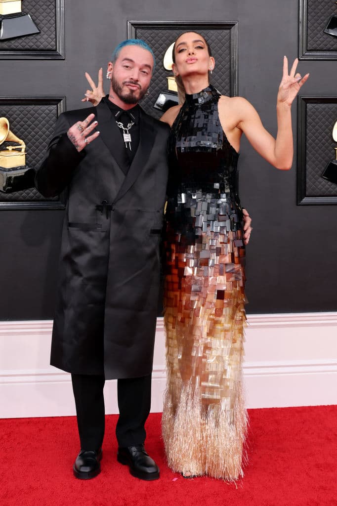 <b>J Balvin y Valentina Ferrer </b>
<br>El artista urbano se dio cita en la premiación junto a la modelo Valentina Ferrer. Ahí, ambos sacaron a la luz su personalidad única con sus poses, las cuales fueron más allá de la clásico abrazo o el beso en los labios.