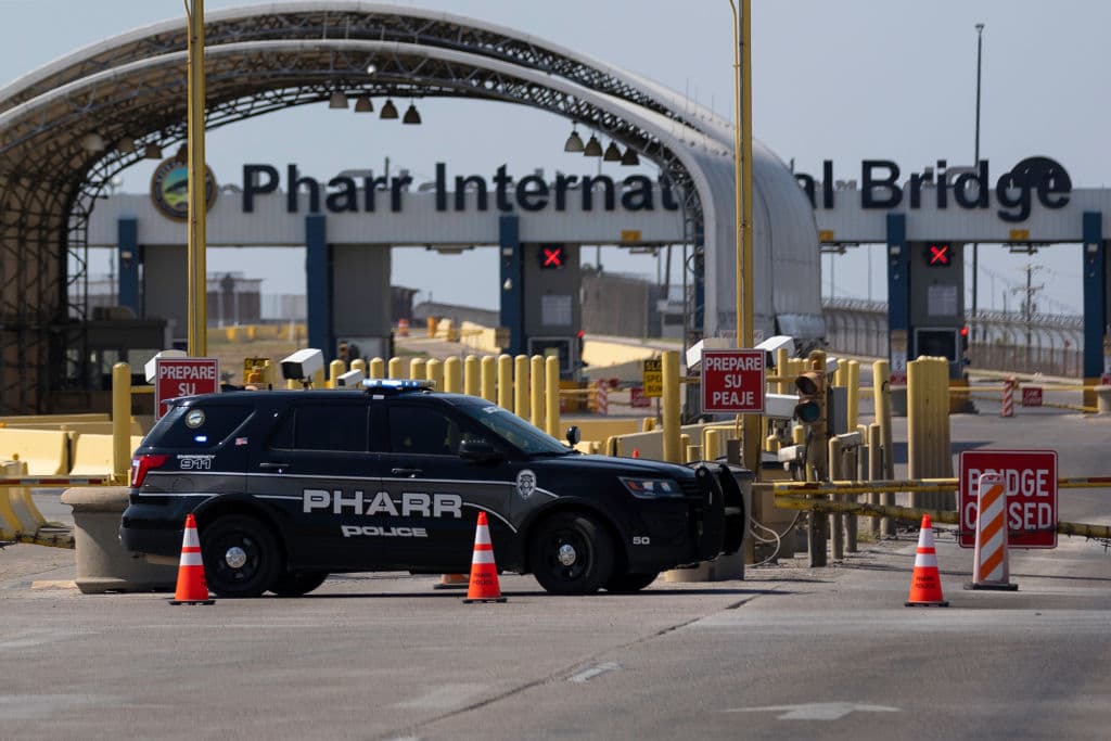 Este jueves, Abbott anunció que relajaría los controles en el paso fronterizo entre Laredo, pero porque dijo que había obtenido el compromiso del gobernador del estado de Nuevo León de que del lado mexicano se realizarían inspecciones adicionales, antes de que los camiones entren a territorio estadounidense. Sin embargo, las largas filas y demoras se siguen viendo en los cruces fronterizos con Texas.