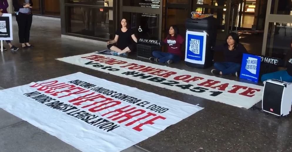 Gobernador de AZ aprueba ley que amenaza comunidad migrante