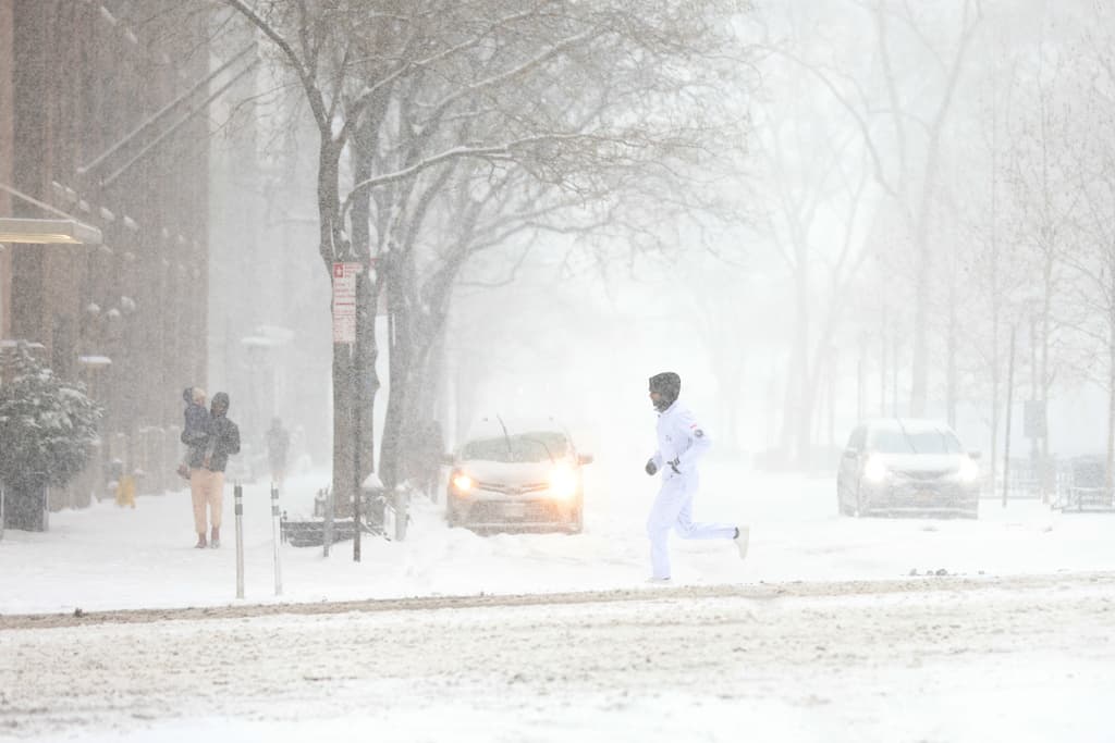 Temprano en la mañana del domingo, hubo quienes pudieron salir a correr y 
<b>completar su rutina de ejercicios</b>, en medio de la tormenta de nieve en la ciudad de Nueva York.