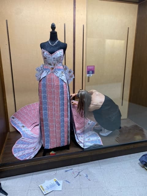 El mensaje de la madre terminó por salvar el día, ya que museos y hasta casinos 
<b>la buscaron para pedirle que podría exhibir con ellos su vestido. </b>"Estoy hablando con un casino, pero también otro museo se ha comunicado conmigo, así que estoy en contacto con varios casinos y museos en este momento para exhibirlo", dice la chica.