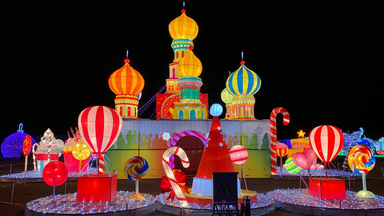 Tienen una recreación de enormes luces navideñas de diferentes partes del mundo.