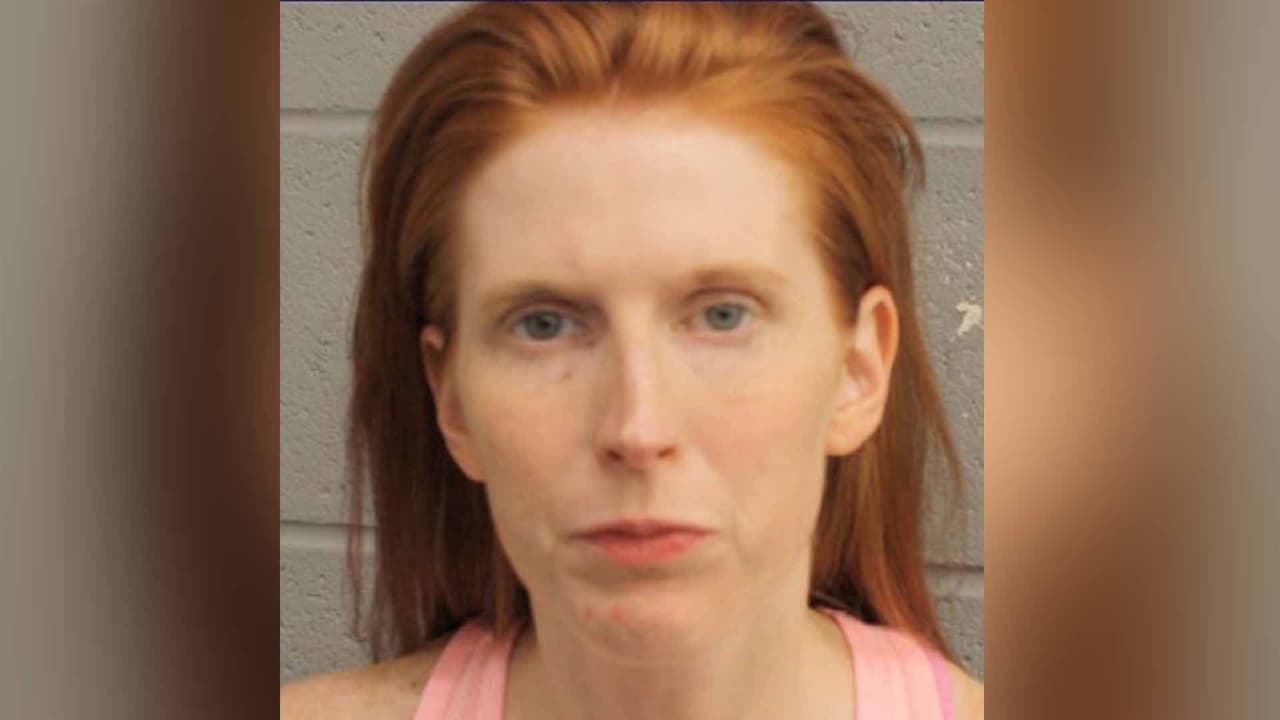 Megan Scoggin, había sido arrestada en dos ocasiones anteriores por conducir bajo los efectos del alcohol con un menor en el vehículo y por un caso criminal por posesión de un arma de fuego