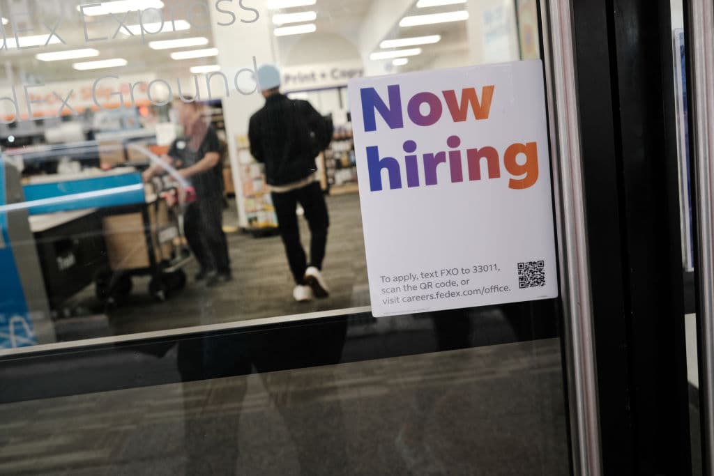 EEUU crea más trabajo de lo esperado pese a las subidas de tasas y el desempleo se mantiene en 3.7%