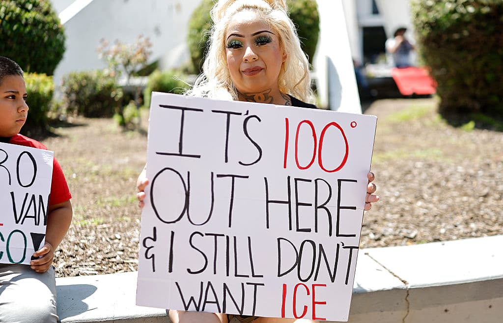 La cabalgata concluyó cerca de la alcaldía en Compton, donde en los alrededores
<b><a href="https://www.univision.com/local/los-angeles-kmex/de-rodillas-con-flores-incienso-y-un-dinosaurio-las-protestas-contra-ice-en-los-angeles-de-las-que-poco-se-habla-fotos" target="_blank">otros manifestantes se expresaban contra los operativos de ICE</a></b>.
<br>
<br>"Aquí afuera está a 100 grados Fahrenheit y aún así no quiero 'ICE'", lee en español esta pancarta, jugando con las siglas de la agencia migratoria como si se tratara de la palabra hielo.