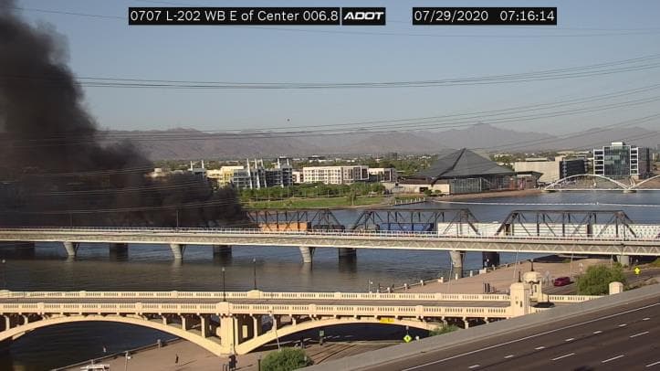 “Este es un esfuerzo en conjunto coordinado con varias agencias que luchan contra el incendio que involucra a varios vagones de tren”, indica Natalie Barela, del departamento de policía de Tempe. 
<br>