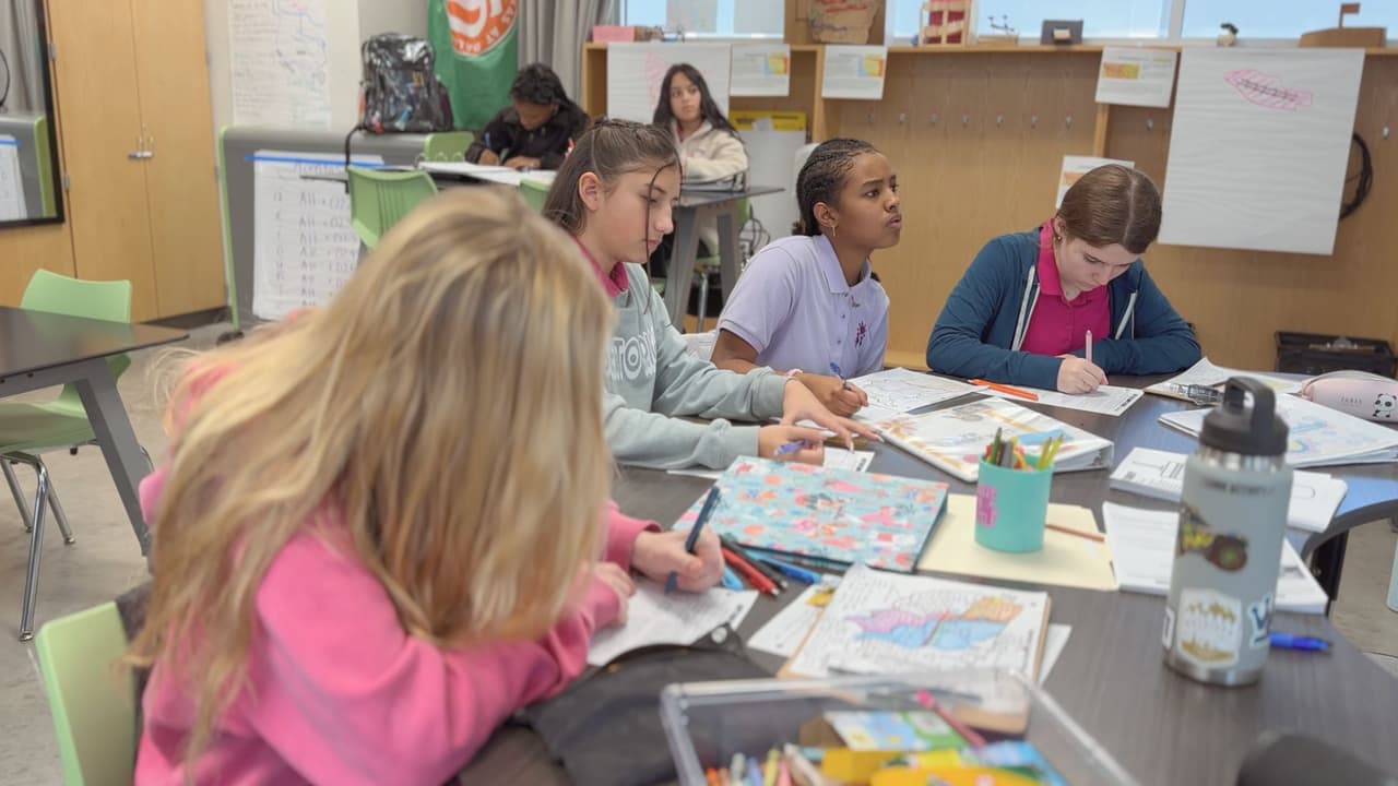 Manuel Cuevas busca inspirar a sus alumnas, que forman parte de las nuevas generaciones, sin importar su raza y origen.