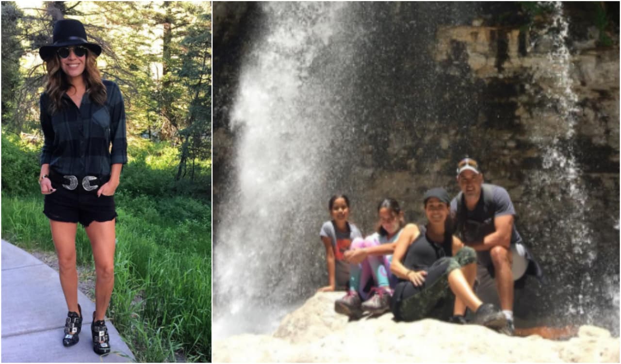 Karla Martínez luce sus 'outfits' vaqueros en sus vacaciones familiares