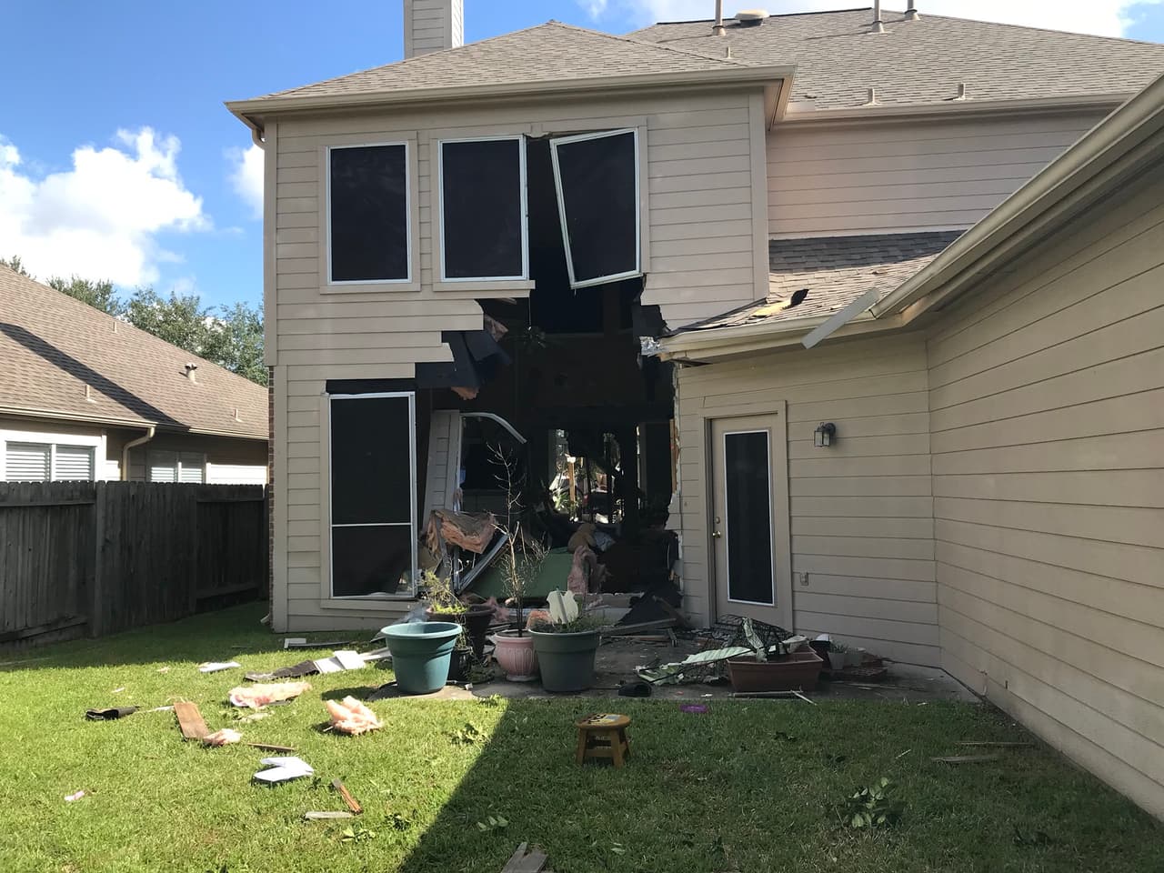El vehículo golpeó una acera, se elevó y entró por detrás de la casa para detenerse con un árbol.