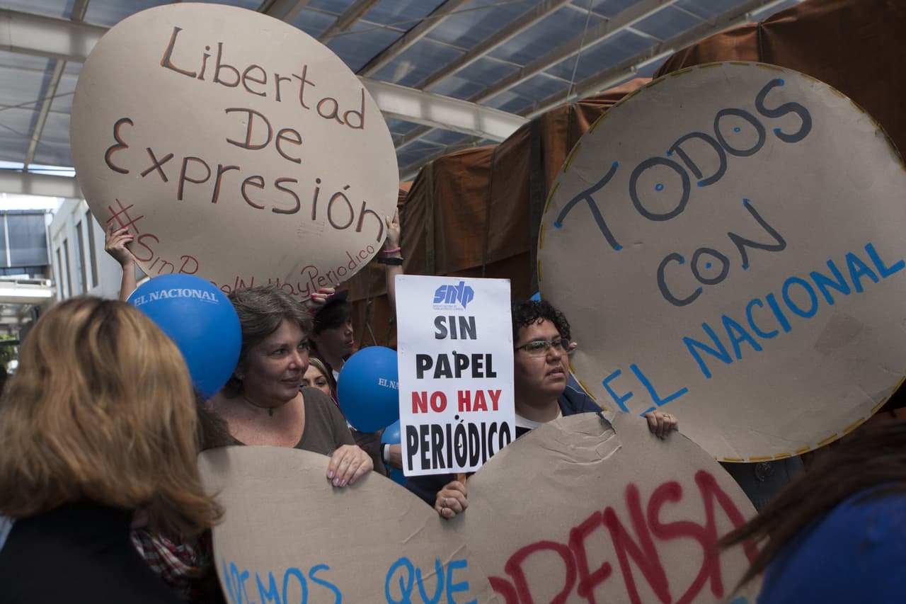 CAR205. CARACAS (VENEZUELA), 11/04/2014.- Trabajadores del diario El Nacional reciben con anuncios el cargamento con el papel periódico proveniente de Colombia, hoy viernes 11 de abril del 2014, en Caracas. El presidente del diario caraqueño El Nacional, Miguel Henrique Otero, agradeció hoy la "solidaridad" de la Asociación Colombiana de Editores de Diarios y Medios Informativos (Andiarios) por el envío de 33,45 toneladas de papel a la sede del periódico en Caracas, que alargarán hasta quince días la impresión del diario, precisó Otero. EFE/Miguel Gutiérrez
