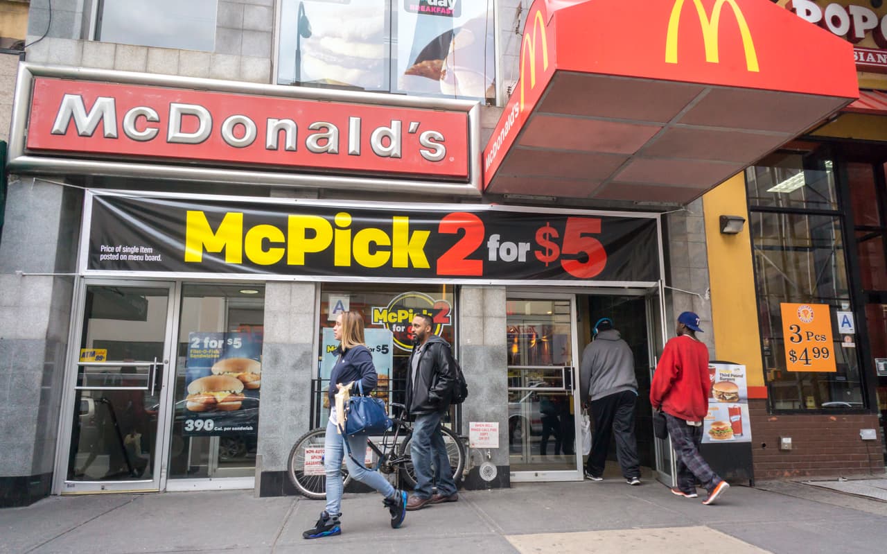 <b>10 dólares</b>
<br>
<br>Brooklyn, Nueva York.
<br>
<br>Boston, Massachusetts.
<br>
<br>Santa Rosa, California.
<br>
<br>San Francisco, California
<br>
<br>Santa Bárbara, California
<br>
<br>El análisis de Numbeo es similar al
<u>índice Big Mac</u>, un estudio que la publicación
<u><a href="https://www.economist.com/big-mac-index">The Economist introdujo en 1986</a></u>. Estas medidas no necesariamente rigurosas pero que da un panorama del valor comparativo de las diferentes monedas en las naciones con restaurantes McDonald's.
<br>