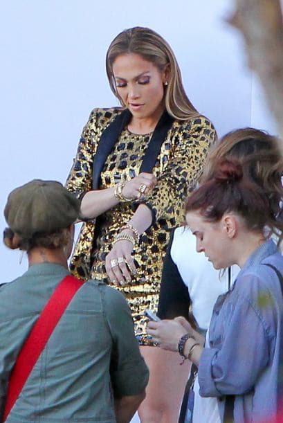 La hermosa Jennifer Lopez nos volvió a dejar con la boca abierta cuando decidió llegar con elegancia en un conjunto dorado con negro que la hacía lucir bella.