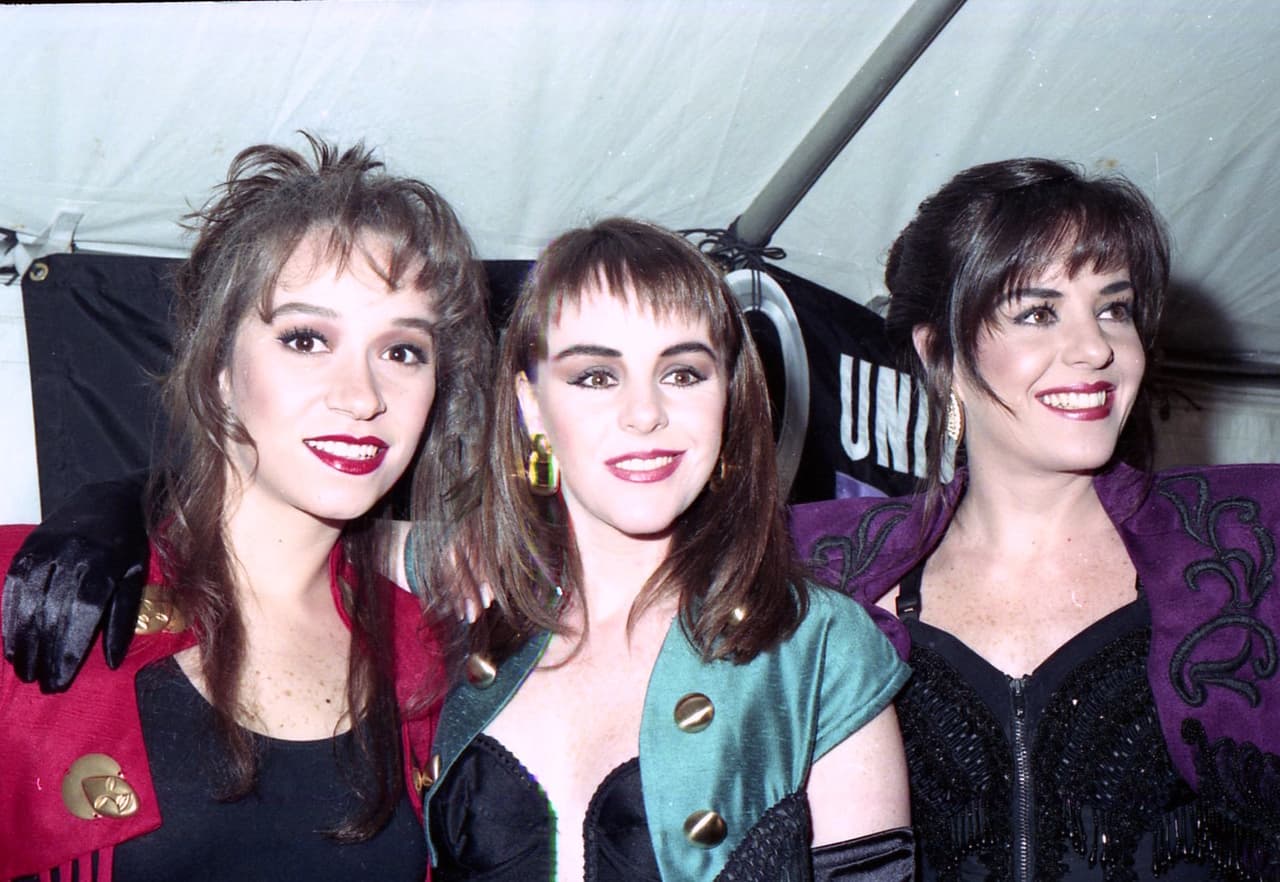 Pandora debutó en el legendario show mexicano 'Siempre en domingo' en junio de 1985. Ahí interpretaron '¿Cómo te va mi amor?' y 'Cuando no estás conmigo'. 
<br>