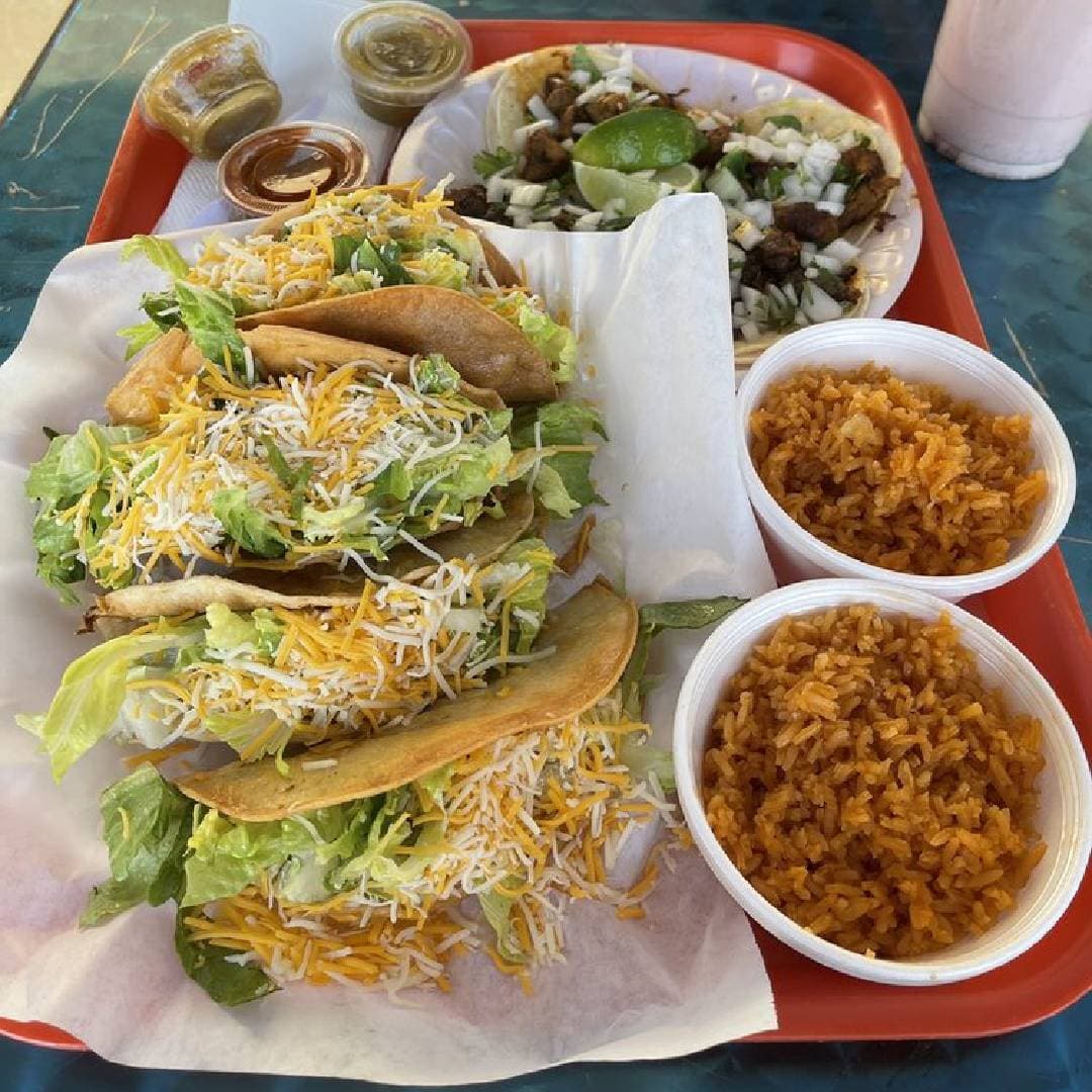 <b>Taco Culture Taco Shop (Phoenix)</b>
<br>Sus especialidades son quesa birria taco, crispy beef tacos y los tacos vegan. Este restaurante de comida mexicana se encuentra sobre el 3233 de East Chandler Boulevard #6-A, en Phoenix.
