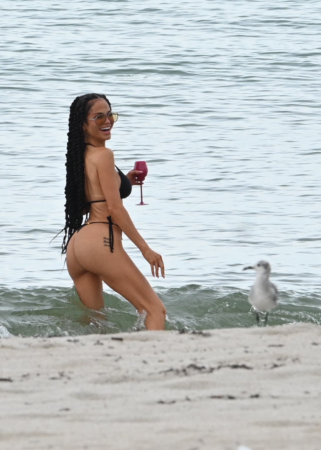 Para este día de chicas la cantante eligió un bikini negro.