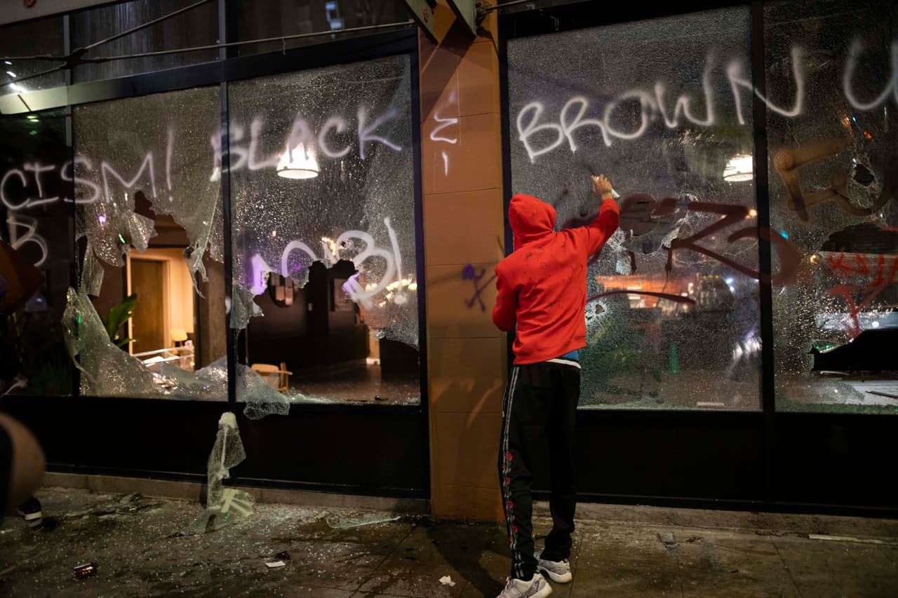 A pesar de que las agencias del orden continuarán dando espacio para que se desarrollen manifestaciones pacíficas, el LAPD informó que
<a href="https://www.univision.com/local/los-angeles-kmex/policia-de-los-angeles-no-tolerara-violencia-y-vandalismo-durante-protestas-por-la-muerte-de-george-floyd">no permitirá acciones violentas y vandalismo durante dichas protestas</a>.