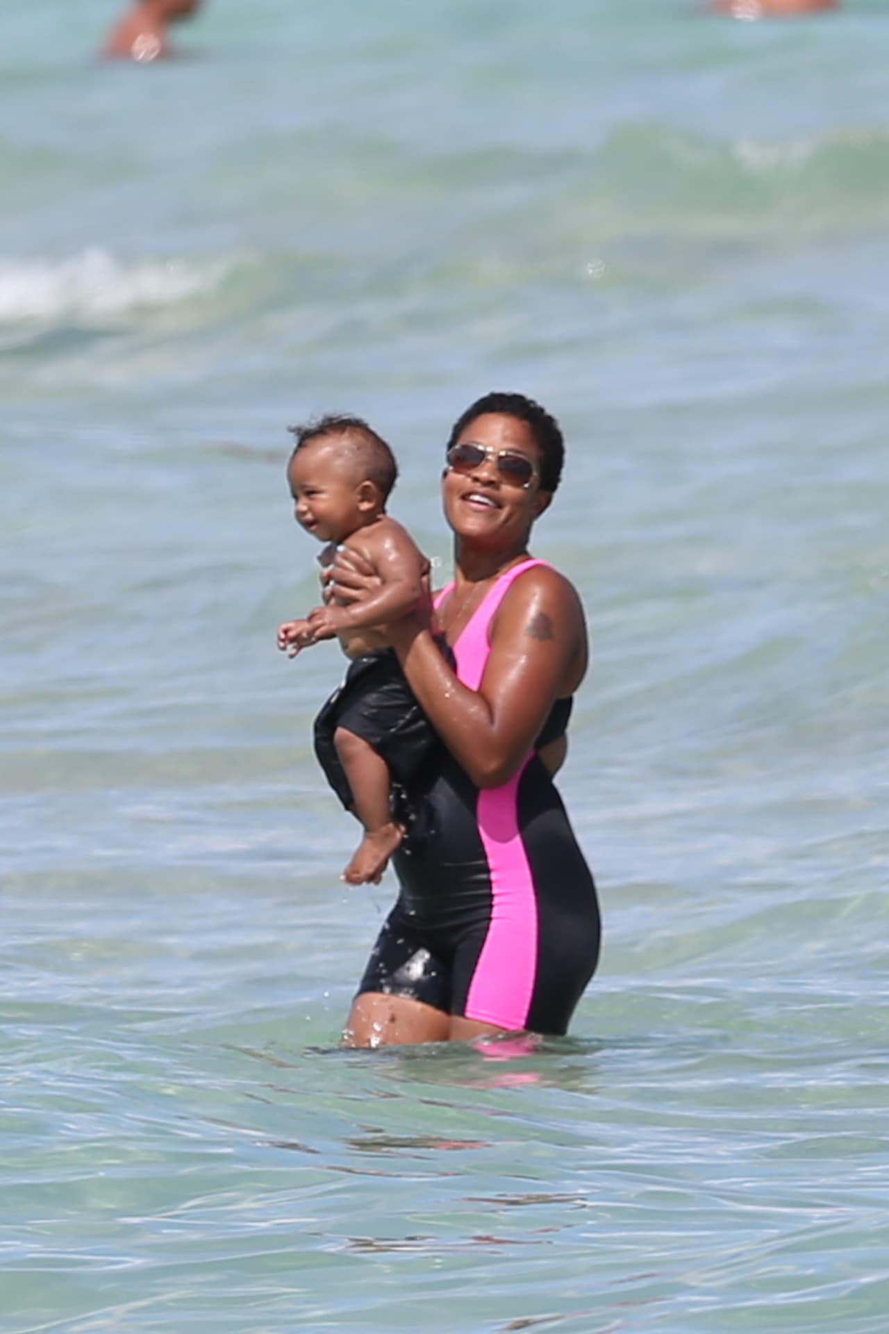 Estos peques se la pasan de lujo en el mar.
