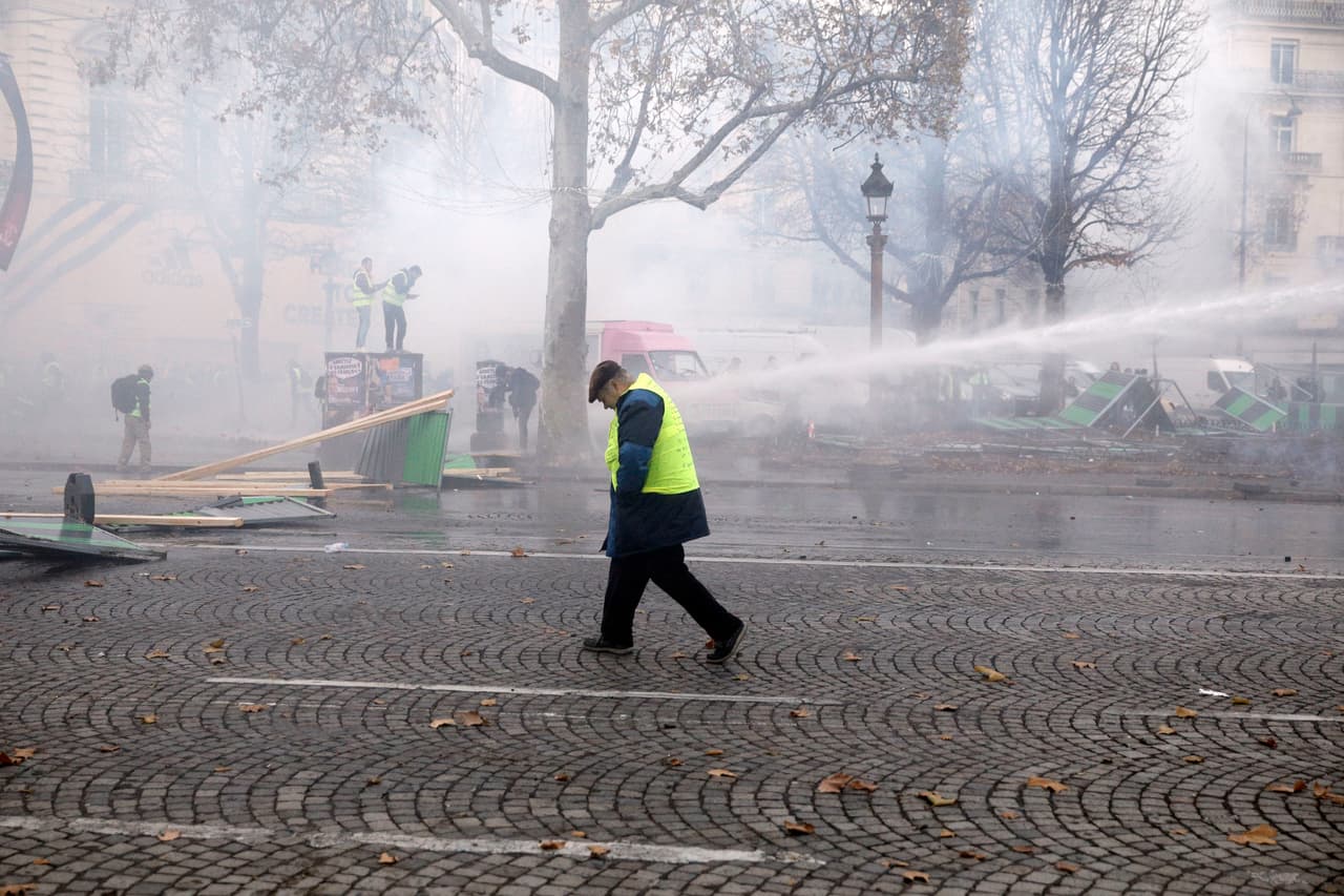 Cerca de 106,000 personas manifestaron en toda Francia, 8,000 de ellas en París, según informó el ministerio de Interior francés. El sábado pasado sumaron, según el ministerio, 282,000 en todo el país. La policía dispara un cañón de agua contra un manifestante en París. AP/Kamil Zihnioglu